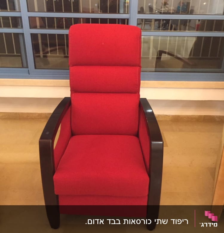 כורסה אדומה עם ריפוד מרופד